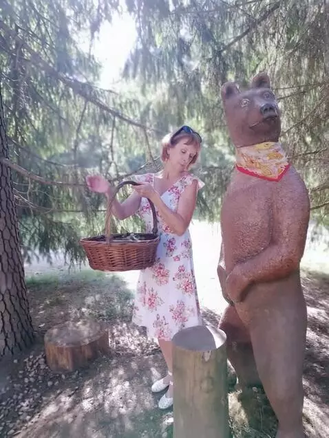 AI Video from prompt: протягивает корзину медведю