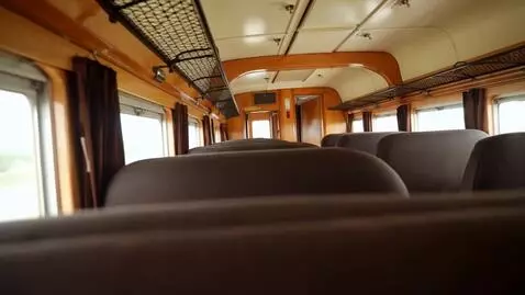 AI Video from prompt: Кинематографичный вид изнутри последнего вагона 