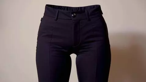 AI Video from prompt: Mujer pantalón de vestir ajustado