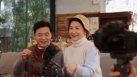 AI Video from prompt: фембой есть красное желе и удивленно смотрит в к