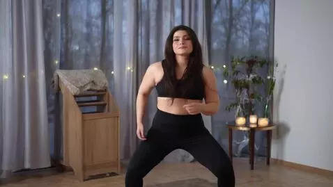 AI Video from prompt: 穿瑜伽裤女人胖胖的披肩发