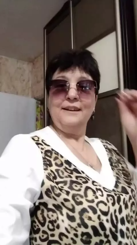 AI Video from prompt: женщина поправляет очки и улыбается