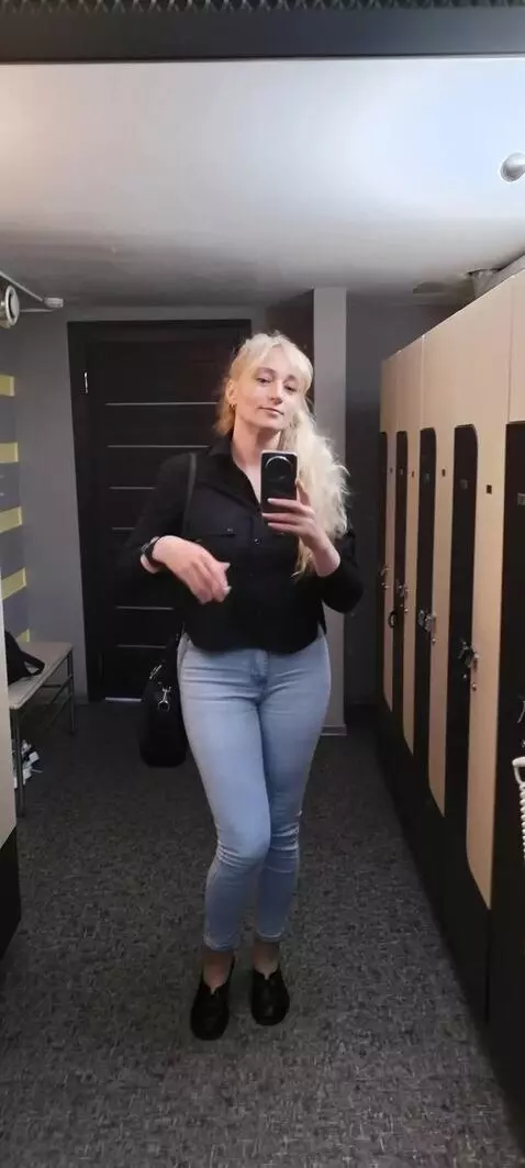 AI Video from prompt: девушка убирает телефон и красуется перед зеркал