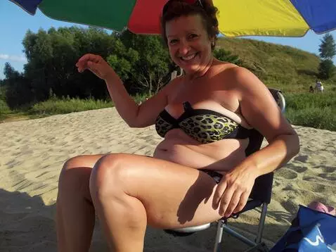 AI Video from prompt: Девушка  встает и танцует