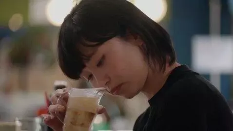 AI Video from prompt: Mädchen mit schwarzen haaren