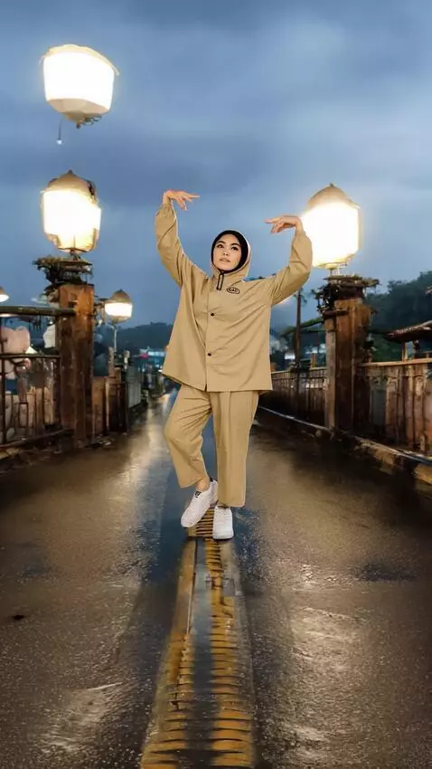 AI Video from prompt: Wanita berjoget dan gerakannya elegan,badan tida