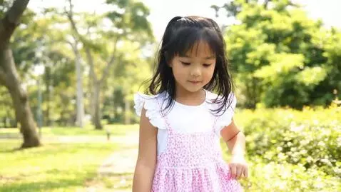 AI Video from prompt: chinese girl, walking in the park,dressing a jan