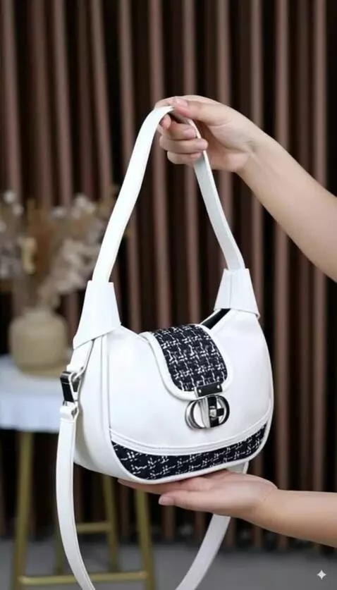 AI Video from prompt: buatkan produk yang sedang  lagi di review