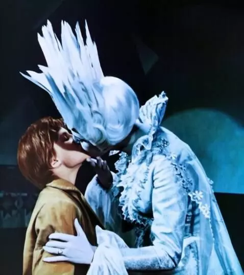 AI Video from prompt: Пожилая снежная королева целуется с юношей в губ