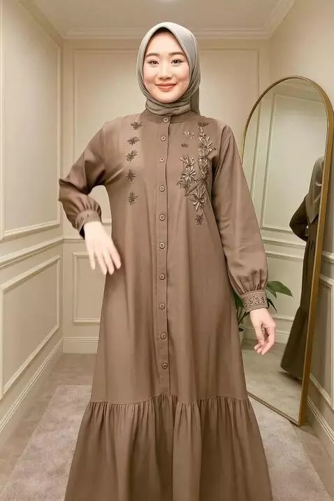 AI Video from prompt: wanita Ini berjalan kearah kamera dengan terseny