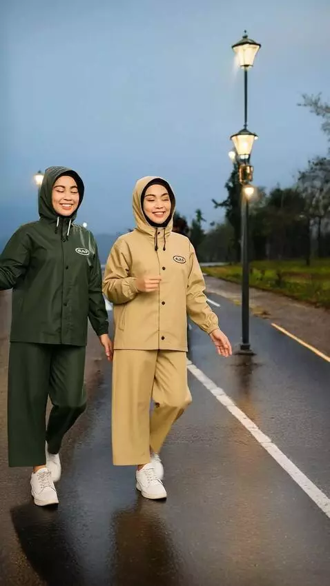 AI Video from prompt: Ke dua wanita berjoget seirama dan gerakannya sa