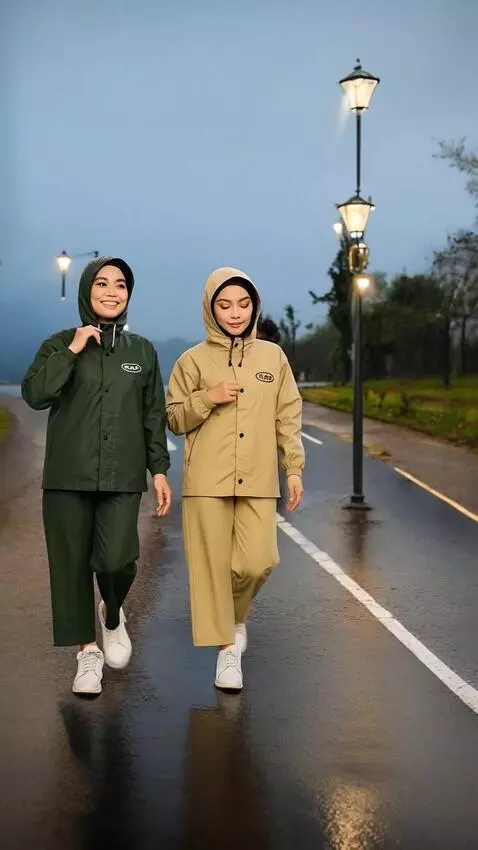 AI Video from prompt: Ke dua wanita berjoget seirama dan gerakannya sa