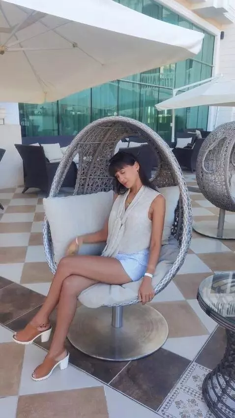 AI Video from prompt: Turn your back and show legs