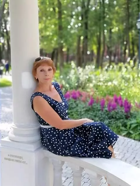 AI Video from prompt: Женщина открывает глаза, смотрит в камеру, машет