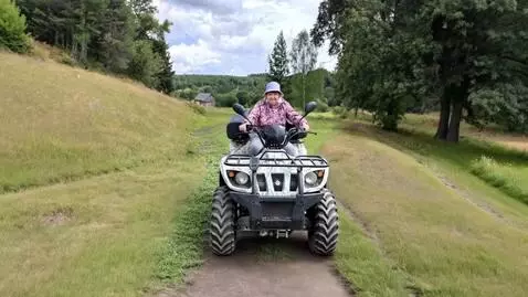 AI Video from prompt: квадроцикл с женщиной двигается по дороге