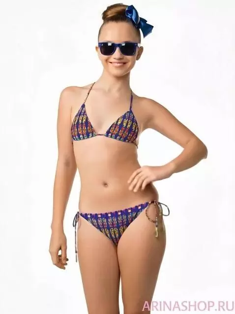 AI Video from prompt: Девушка  поворачивается и становится прямо, маше