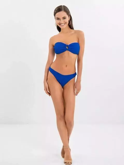 AI Video from prompt: Девушка улыбается и гладит волосы