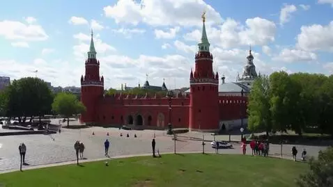 AI Video from prompt: сделай 15 секундное видео где турист в России по