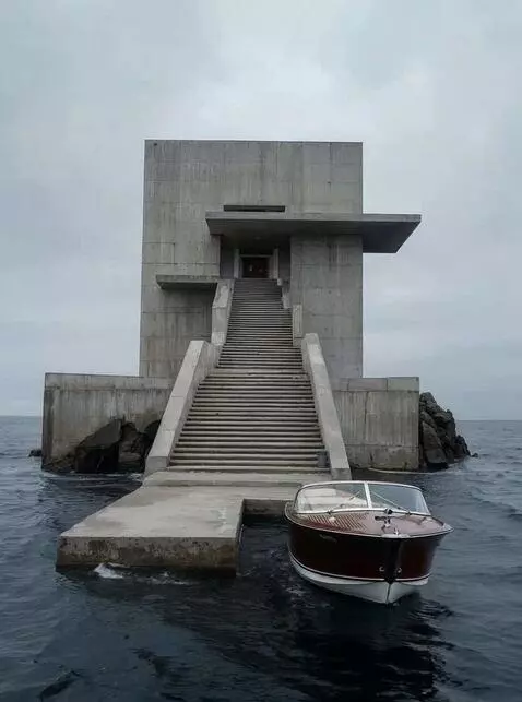 AI Video from prompt: лодка качается на волнах The boat is rocking on 