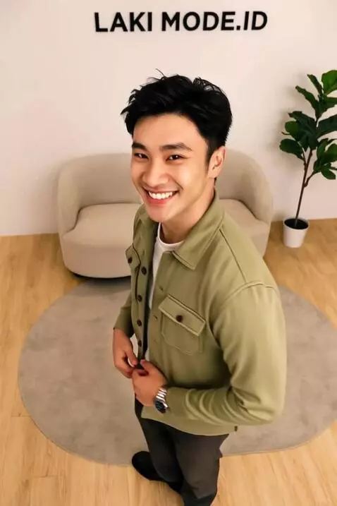 AI Video from prompt: pria berdiri menghadap kamera dengan senyum mani