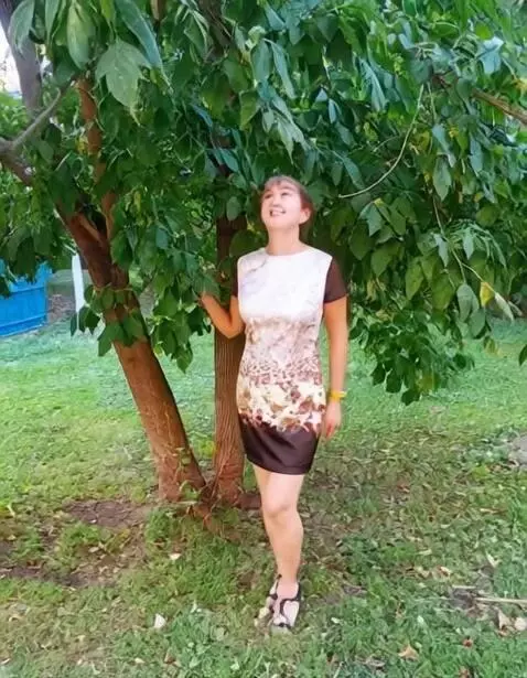 AI Video from prompt: Девушка с фотографии кокетничает, улыбается и ст