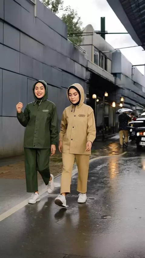 AI Video from prompt: Ke dua wanita berjoget seirama dan gerakannya sa