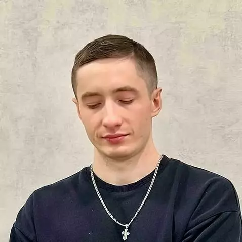 AI Video from prompt: Этот человек превращается в правоверного мусульм