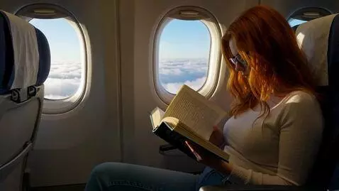 AI Video from prompt: Видео формата 9:16 кот реалистичный рыжий летит 