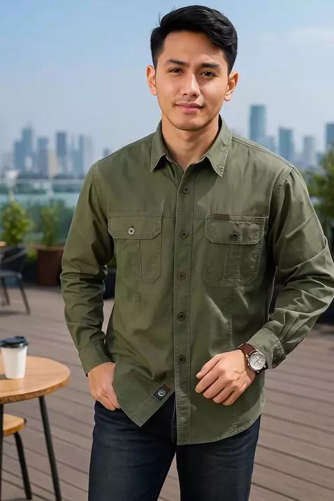 AI Video from prompt: Pria tersebut mempromosikan baju yang di pakai d