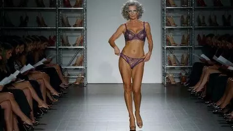 AI Video from prompt: Женщина , 40 лет, модельной внешности, красивая,