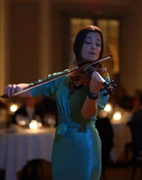 AI Video from prompt: Скрипачка выступает перед публикой ресторана