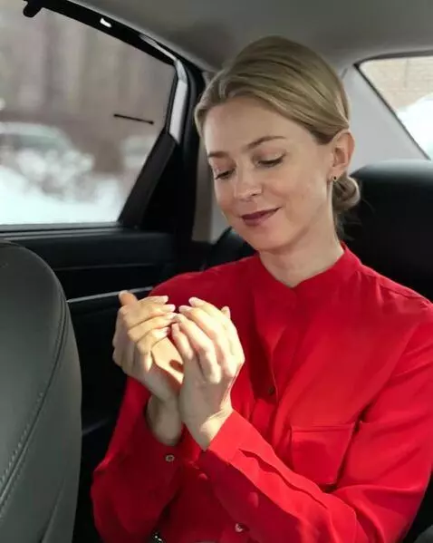 AI Video from prompt: стоп кадр, девушка замерла и не двигается, в её 