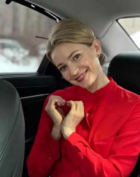 AI Video from prompt: девушка не двигается, рукм не двигаются, немного