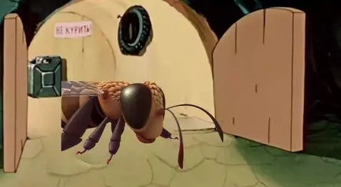 AI Video from prompt: Пчела на гараже