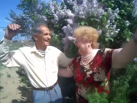 AI Video from prompt: Смеются шевелятся