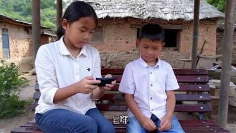 AI Video from prompt: Создай реалистичное видео где внук сидит на скам