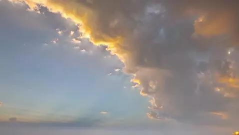 AI Video from prompt: И пусть льёт, льёт перламутр небосвод, Свет янта