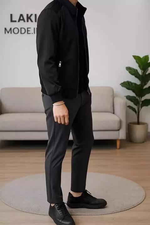 AI Video from prompt: pria ini berpose ke samping kanan dan kiri memam