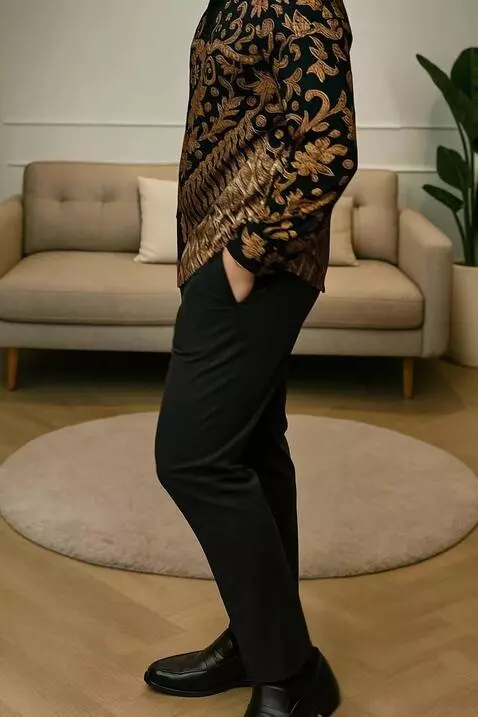 AI Video from prompt: pria ini berpose ke samping kanan dan kiri memam