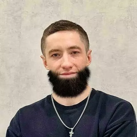 AI Video from prompt: У этого человека быстро отрастает борода без усо