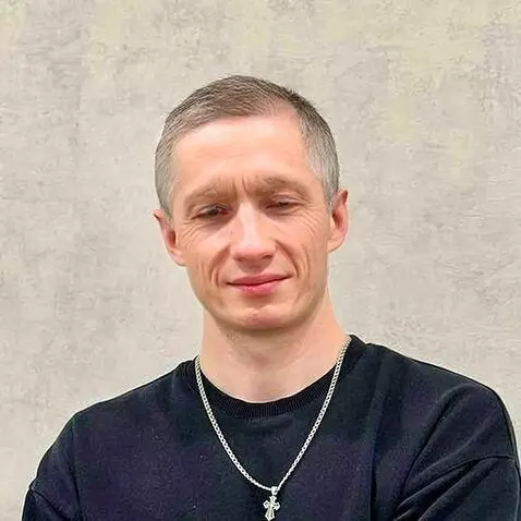 AI Video from prompt: Этот человек сильно стареет и превращается в дед