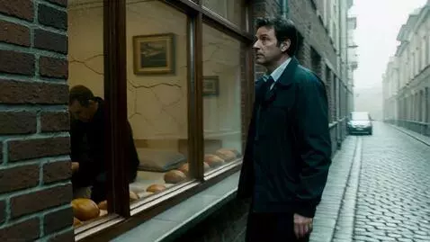 AI Video from prompt: Dans une ruelle de Bruxelles, un homme marche, l