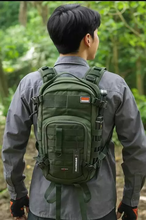 AI Video from prompt: seorang pria melihat kekiri dan kekanan konsiste