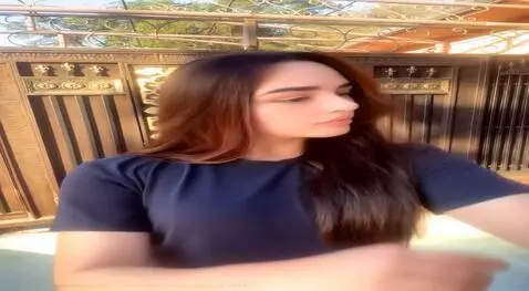 AI Video from prompt: Прекрасная девушка гуляет на острове во время за