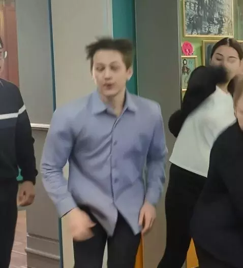 AI Video from prompt: Дерутся, прыгают, лазят по потолку на четвереньк