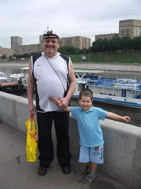 AI Video from prompt: Ребёнок танцует. Первый и последний кадры видео 