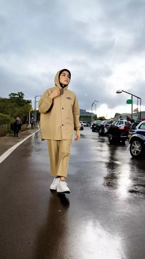 AI Video from prompt: Wanita berjoget seirama dan gerakannya serasi  j