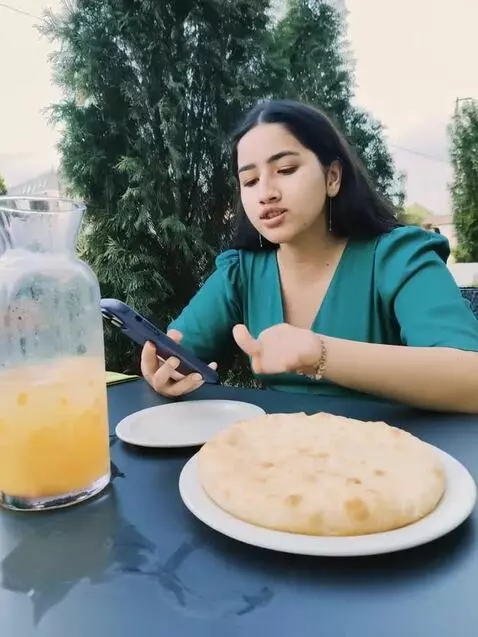 AI Video from prompt: Девушка сидит за столом и поет песню:  Leave the