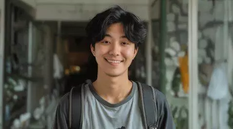 AI Video from prompt: Сделай так что бы человек с черными волосами на 