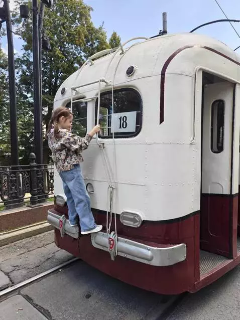 AI Video from prompt: Walking, beaytiful girl